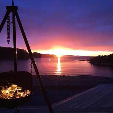 Bål med utsikt over en solnedgang 